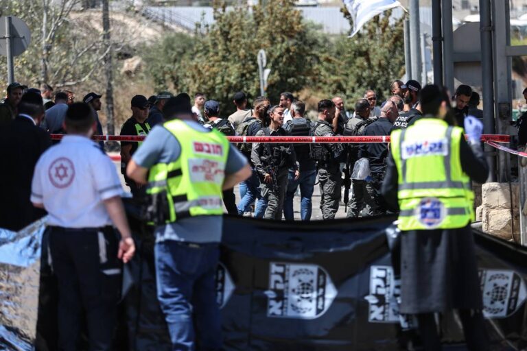 Tiroteio deixa ao menos 5 mortos e 15 feridos em Jerusalém