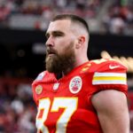 Travis Kelce, do Chiefs, comenta festa em aeroporto: “Loucura”