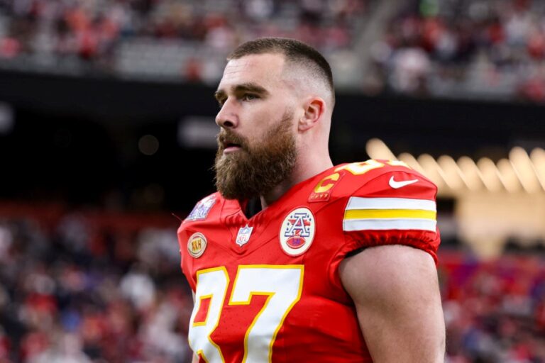 Travis Kelce, do Chiefs, comenta festa em aeroporto: “Loucura”