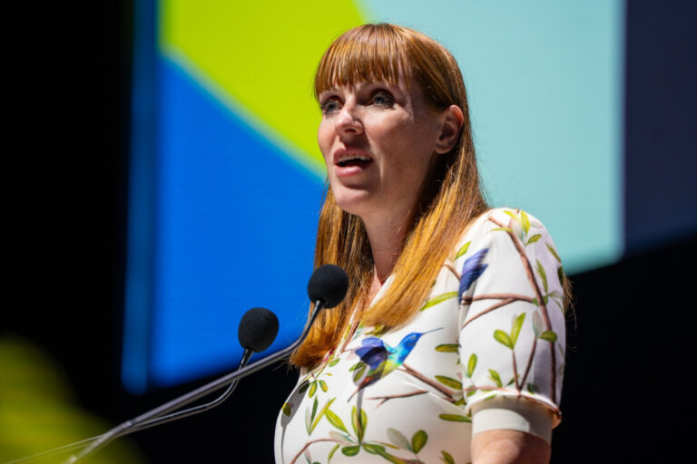 Vice-primeira-ministra britânica renuncia após escândalo de sonegação