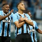 Com um gol em cada tempo, Grêmio vence São Paulo pelo Brasileirão