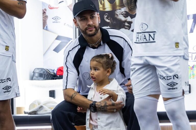 Neymar leva Mavie ao vestiário antes de Santos x Corinthians; assista