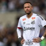 Neymar quer transferência para o futebol italiano, diz jornal espanhol