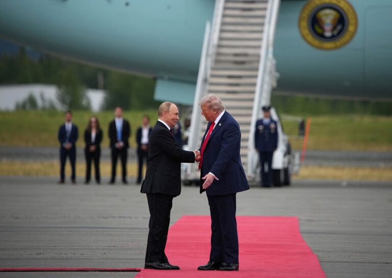 Trump tem conversa “produtiva” com Putin antes de receber Zelensky