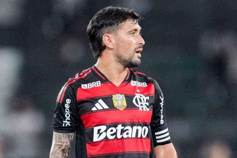 Arrascaeta detona arbitragem após vitória em clássico: “Protagonistas”