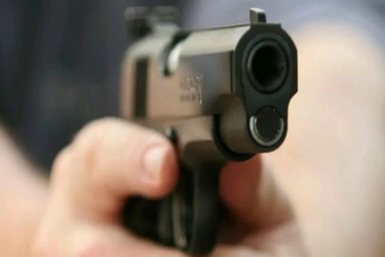 Agentes federais dos EUA atiram em mulher armada após “emboscada”