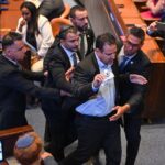Deputados protestam durante fala de Trump e são expulsos do Parlamento