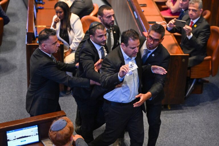 Deputados protestam durante fala de Trump e são expulsos do Parlamento