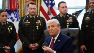 Donald Trump ordena bloqueio total de petroleiros venezuelanos e intensifica crise diplomática na América do Sul