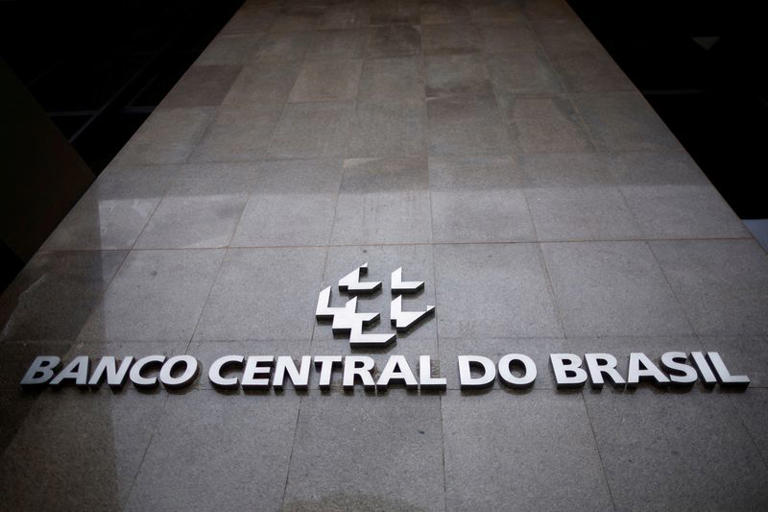 Brasil registra déficit de US$ 1,8 bilhão nas contas externas em abril: o que isso significa para a economia