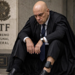 Aliado de Trump publica imagem com Alexandre de Moraes usando tornozeleira em meio à crise no STF
