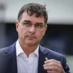 Confirmado: Flávio Bolsonaro deixa o Brasil e está em voo para os EUA
