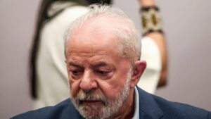 Vitória de Luiz Inácio Lula da Silva provoca forte reação entre investidores, aciona mecanismo de emergência na Bolsa de Valores e eleva o dólar acima de R$ 5,60.