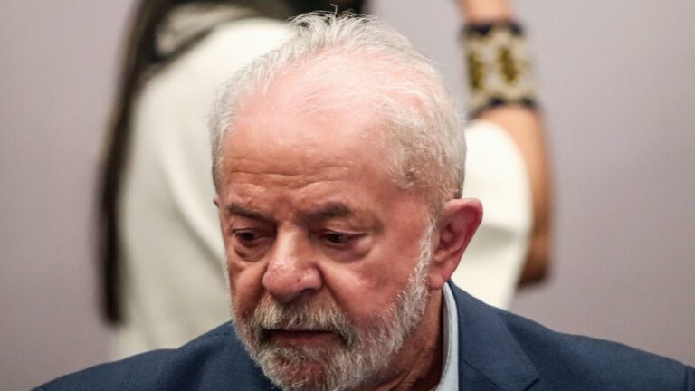 Mercado financeiro entra em pânico após reeleição de Lula: Bolsa despenca mais de 17%, dólar dispara e Brasil enfrenta dia de tensão