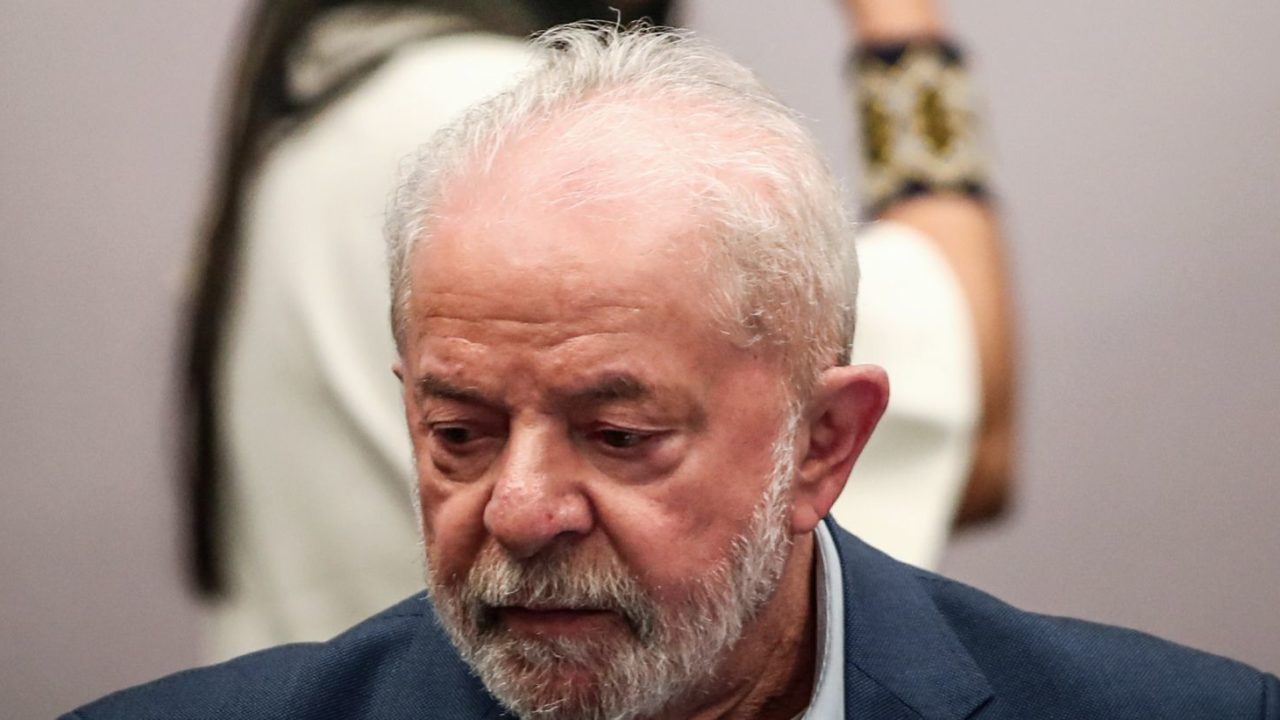 Vitória de Luiz Inácio Lula da Silva provoca forte reação entre investidores, aciona mecanismo de emergência na Bolsa de Valores e eleva o dólar acima de R$ 5,60.