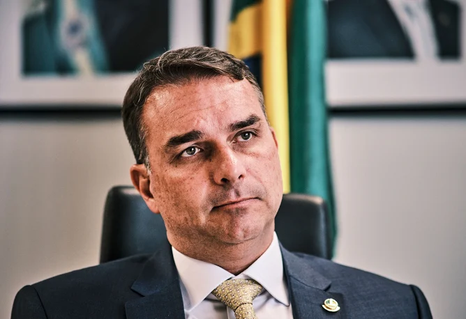 Flávio Bolsonaro teve zero votos em 106 urnas, enquanto Lula recebeu quase 15 mil, aponta levantamento